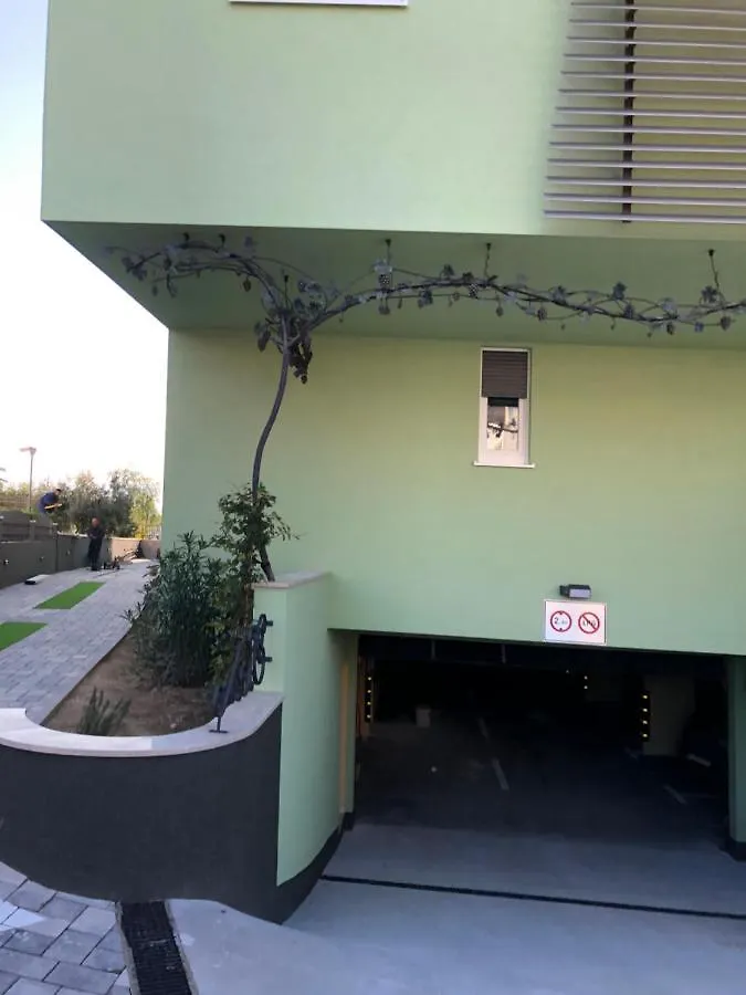 Studio B Apartment Split