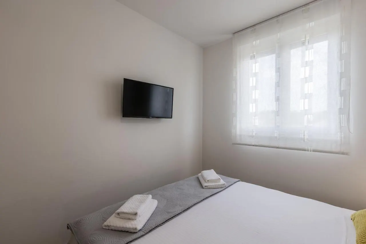 Studio B Apartment Split
