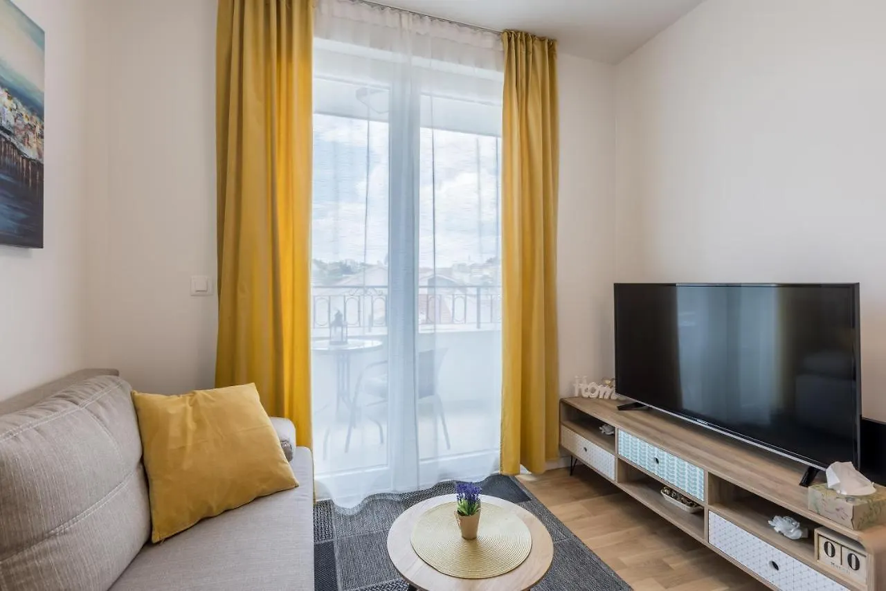 Studio B Apartment Split