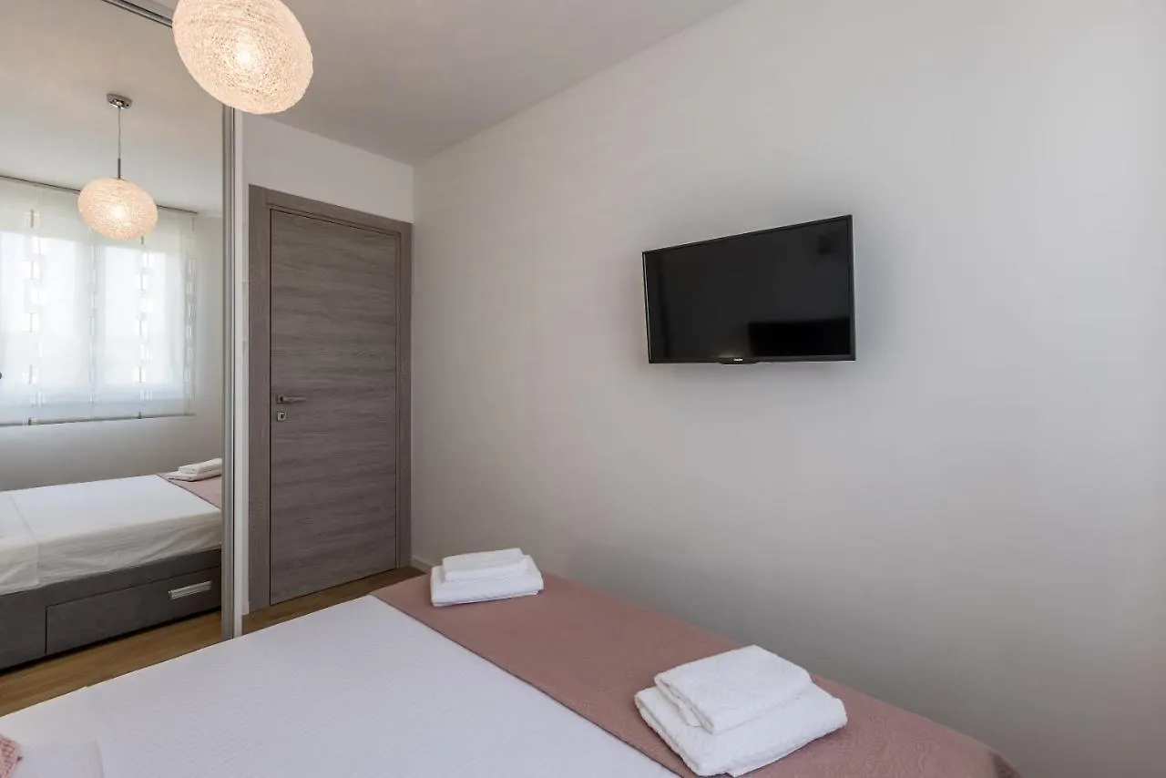 Studio B Apartment Split